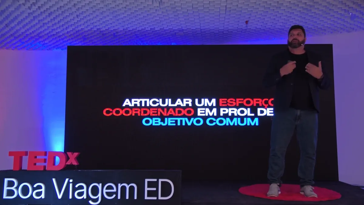 No palco do TEDxBoa Viagem ED, Recife, 2025, durante a palestra 