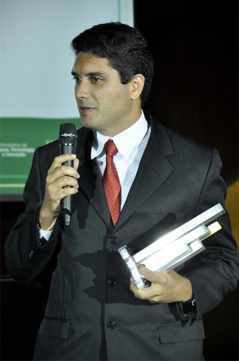 Giordano Cabral com o troféu do Prêmio Finep de Inovação 2012, etapa Nordeste, categoria Pequena Empresa (galeria oficial da FINEP)