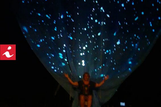 Cielo stellato generativo proiettato sul personaggio Compadecida al Teatro Santa Isabel